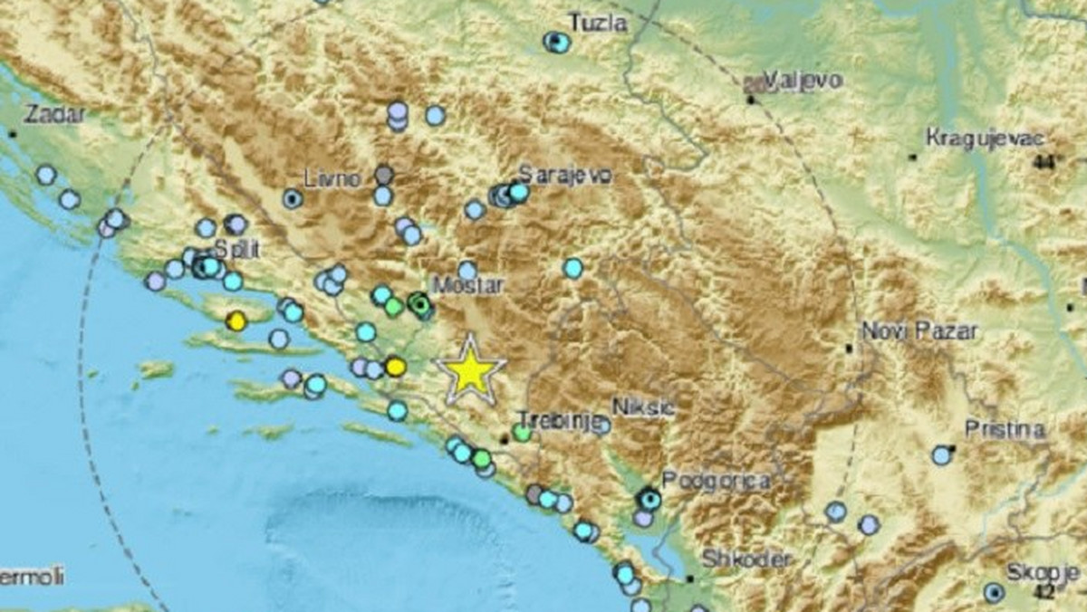 Trzęsienie ziemi o magnitudzie 5,7 wystąpiło w piątek późnym wieczorem na południu Bośni i Hercegowiny — poinformował amerykański Instytut Geofizyczny (USGS). Wstrząsy były odczuwalne na całych Bałkanach, które są aktywnym terytorium sejsmicznym.