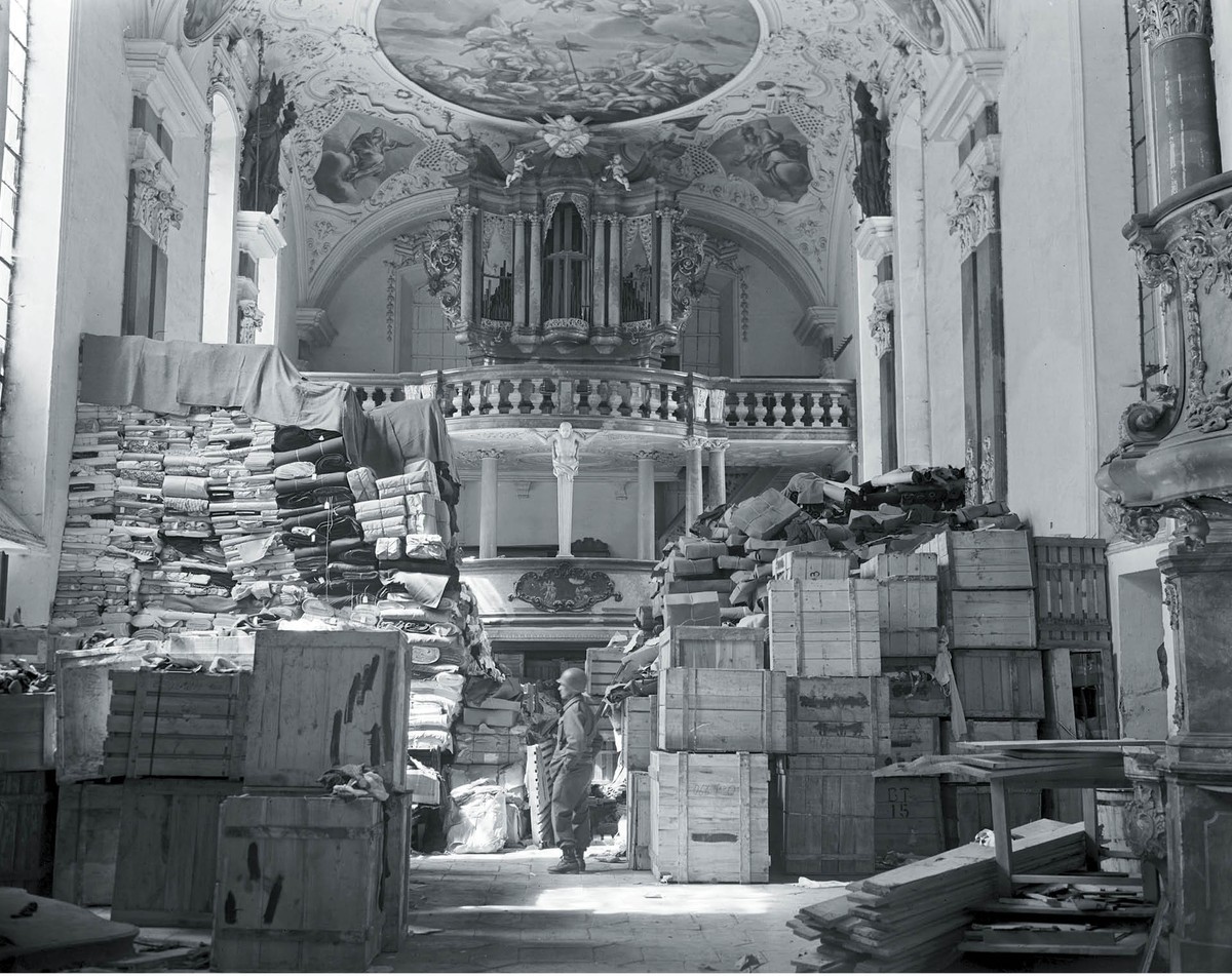 Zrabowane przez Niemców dobra odnalezione w Ellingen, 27 kwietnia 1945 r.