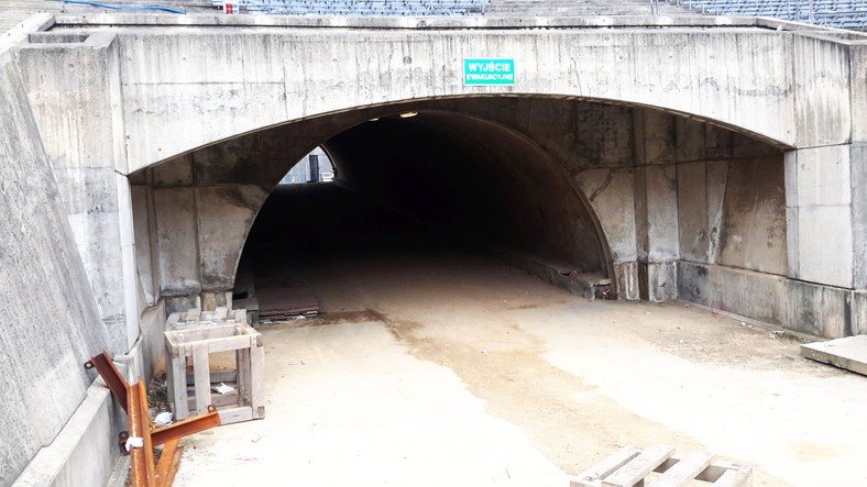 Zachowany został także legendarny tunel, przez który od 1957 roku przejeżdżali kolarze finiszujący w Wyścigu Pokoju. Na inauguracji mety na Śląskim pojawiło się 120 tys. kibiców.