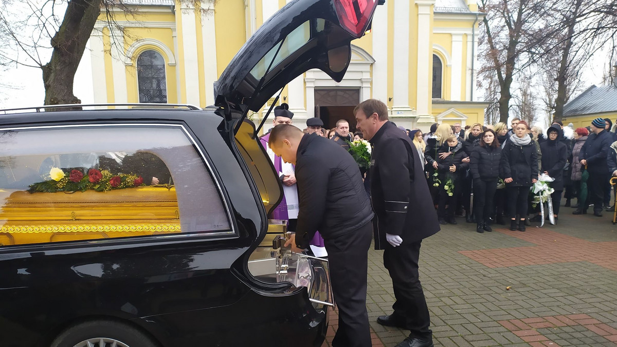 21-letni Adam z Konina został zastrzelony przez policję ponad tydzień temu. Jak do tego doszło i dlaczego, wciąż nie wiemy. Milczenie prokuratury sprzyja tylko domysłom, a atmosfera w Koninie - mimo że pogrzeb chłopaka przebiegł spokojnie - jest nadal napięta.