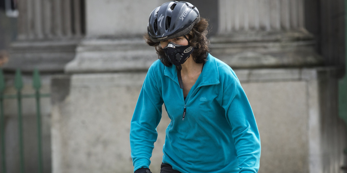 Najlepszym zabezpieczeniem przed smogiem jest ograniczenie przebywania na zewnątrz, zrezygnowanie z wietrzenia mieszkań i noszenie maseczek ochronnych