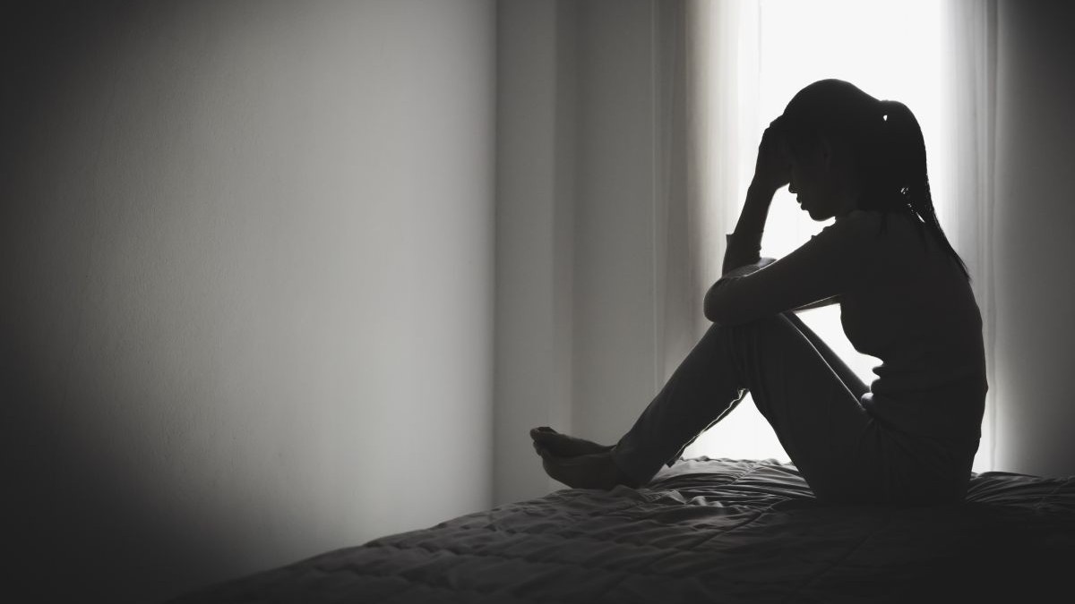 O elevă din Plopeni a fost violată de trei colegi, iar alți doi sunt acuzați că s-au uitat