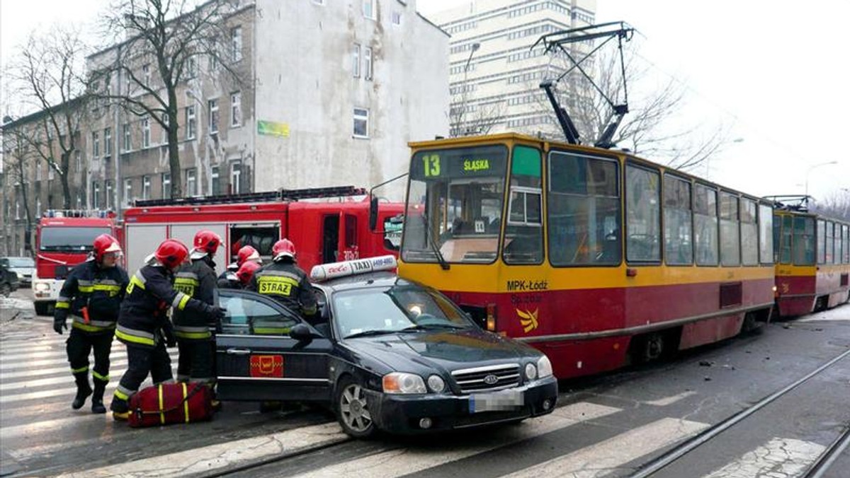 Dwie osoby ranne w zderzeniu tramwaju z taksówką na skrzyżowaniu Zielonej i Strzelców Kaniowskich. Tramwaj 13 staranował auto, które zawracało na skrzyżowaniu.