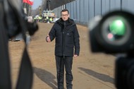 Premier Mateusz Morawiecki podczas konferencji prasowej w miejscu budowy zapory przy polsko-białoruskiej granicy