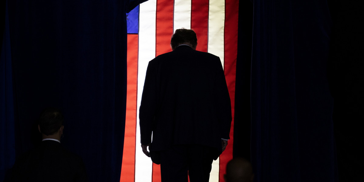 Donald Trump, były prezydent USA, wychodzi po zakończeniu wiecu w New Hampshire. Prawybory w New Hampshire odbywają się 23 stycznia 2024 r.