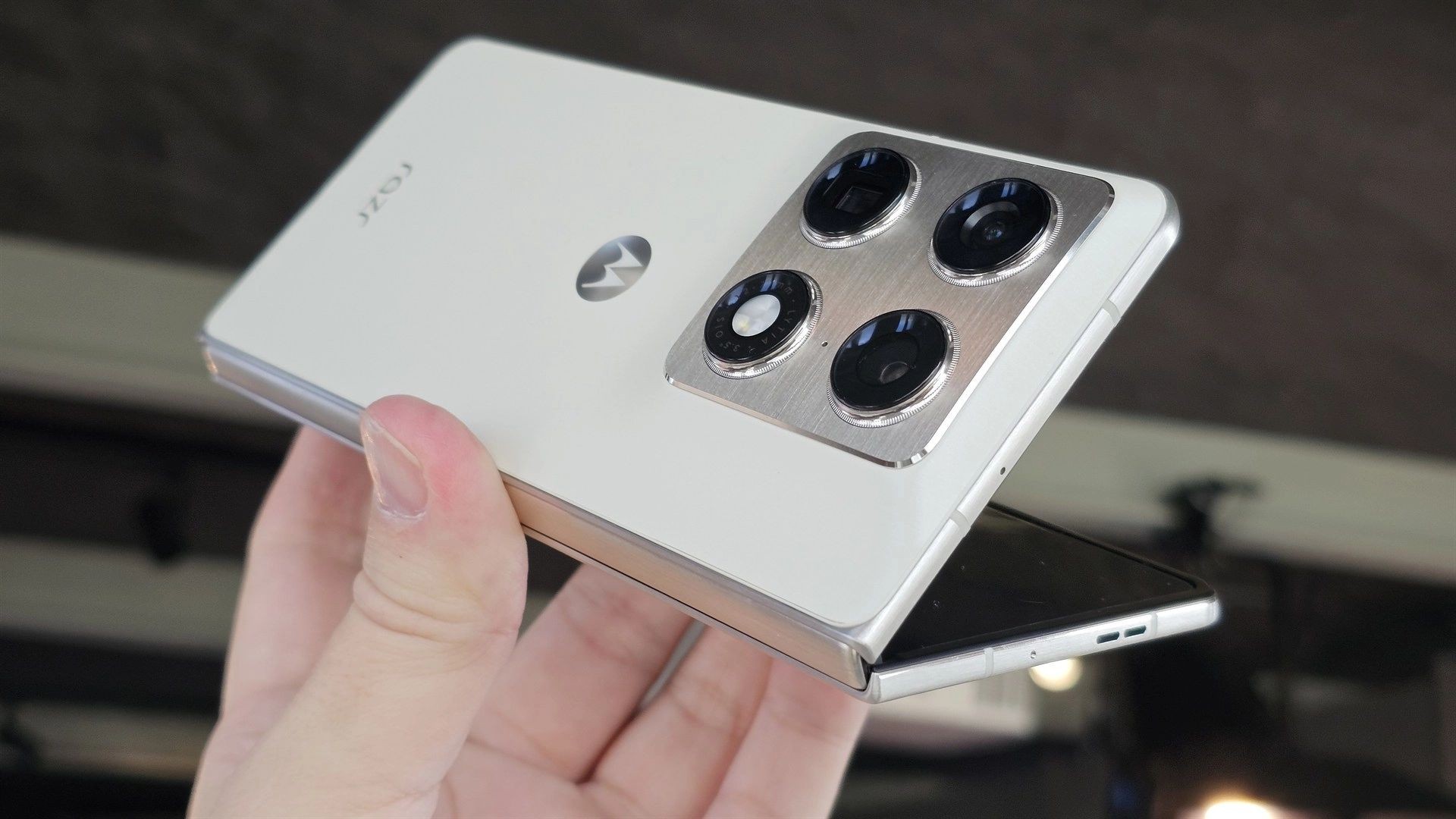 Motorola má najlepšie fotiaci skladací telefón a mobil, pri ktorom si sami zvolíte kapacitu batérie