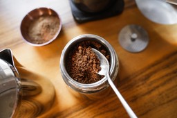 podrabiana kawa trafia do polskich sklepów. co dodają do niej oszuści?