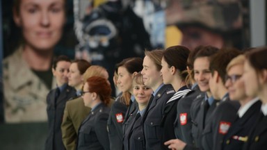 Wszyscy składają Paniom życzenia. Dziś Dzień Kobiet!