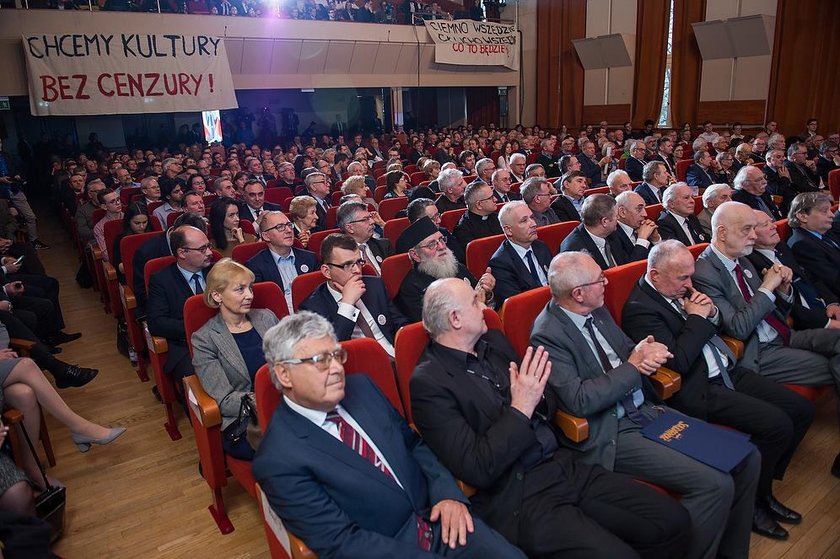 Morawiecki przemawiał, 93-letni weteran nie wytrzymał i wyszedł