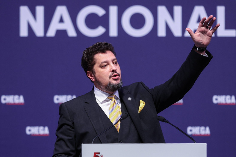 Claudiu Tarziu wygłasza przemówienie podczas konwencji portugalskich nacjonalistów. Santarem, 29 stycznia 2023 r.