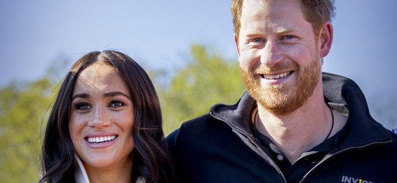 Meghan i Harry pokazali pierwsze  oficjalne zdjęcia rocznej córki. Lilibet to kopia ojca! 