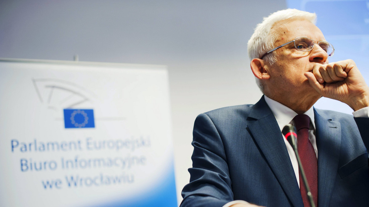 Jerzy Buzek trafił do szpitala na Śląsku, gdzie prywatnie spędzał weekend. Dziś miał jechać do Warszawy. - To nic poważnego - mówi Onetowi jego współpracowniczka, ale były premier i szef Parlamentu Europejskiego jeszcze nie opuścił placówki.