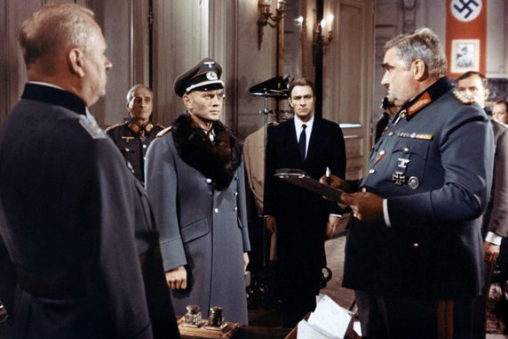 Yul Brynner jako Baron Von Grunen w filmie "Agent o dwóch twarzach" (1966). Na zdjęciu także: Francis De Wolff, Gert Fröbe i Christopher Plummer