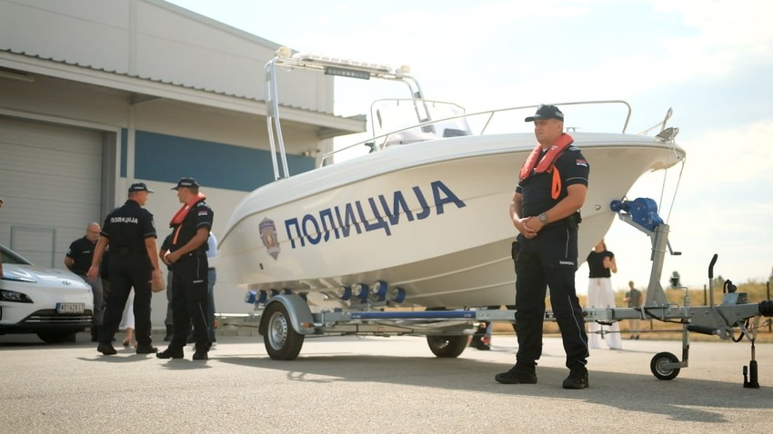 Čamac za rečnu policiju
