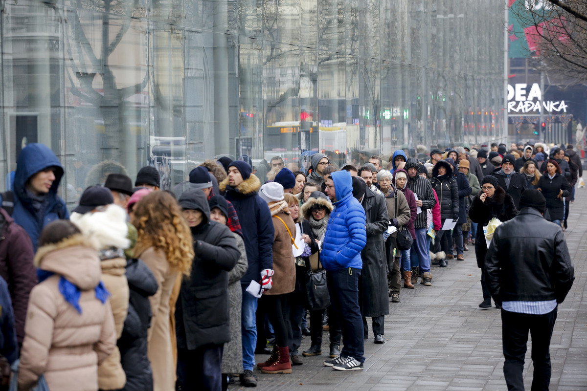 REDOVI U CENTRU BEOGRADA Stotine ljudi još od 6.00 čekaju iz OVOG razloga (...