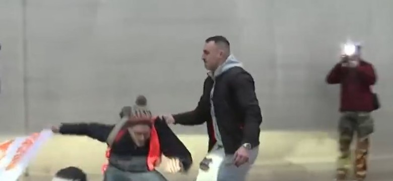 Piłkarz Legii Warszawa usuwał z ulicy aktywistów "Ostatniego Pokolenia"