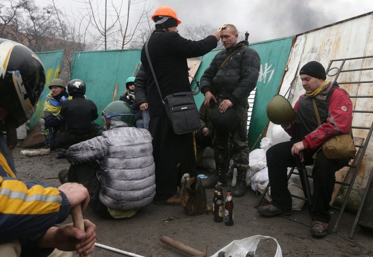 Pop błogosławi opozycjonistę. Fot. EPA/MAXIM SHIPENKOV/PAP/EPA