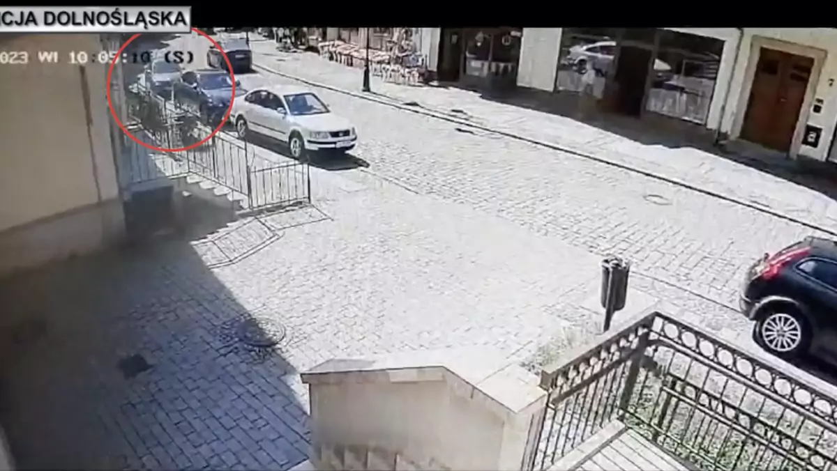 Kamera monitoringu przed komisariatem policji w Jeleniej Górze