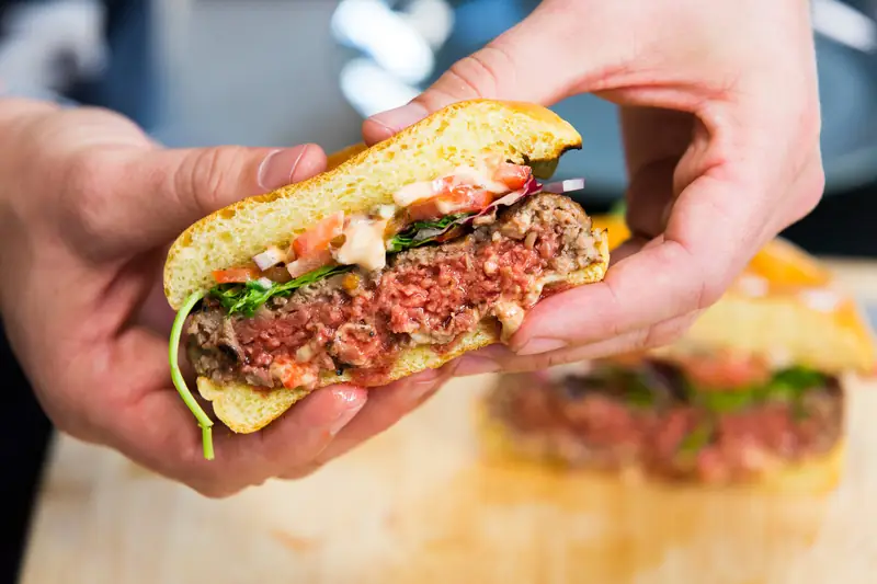 Impossible Burger - &quot;krwisty&quot;, ale bezmięsny / fot. Impossible Burgers