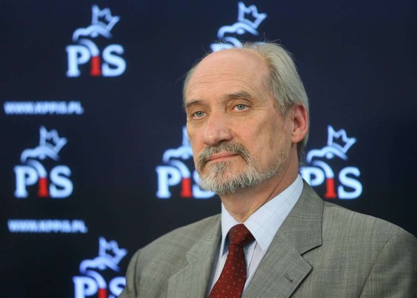 Macierewicz ściąga na pomoc USA!