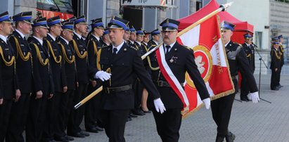 Bóg wkracza na sztandary. Tak chce ministerstwo