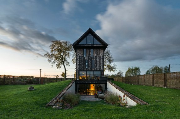 Dom w starym wiatraku na Lubelszczyźnie. Architekci zmienili ruinę w cudo!