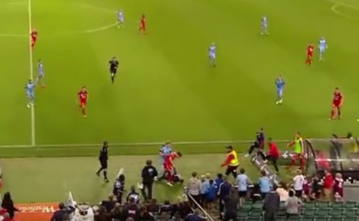 Piłkarz surowo ukarany za przewrócenie chłopca od podawania piłek [WIDEO]