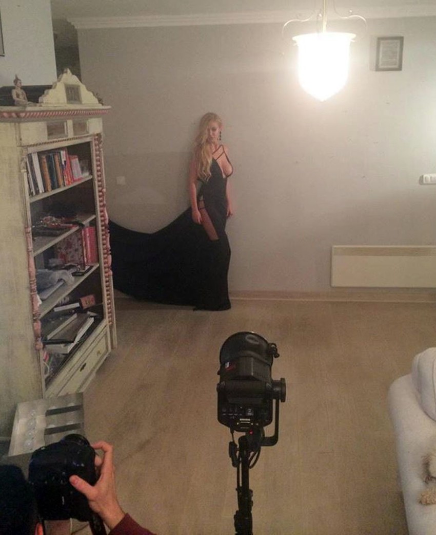 Haljina naglašava Natašine grudi i obline