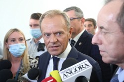 Tusk: Bardzo bym chciał, żeby stanowisko UE wpłynęło wreszcie na twarde głowy w PiS