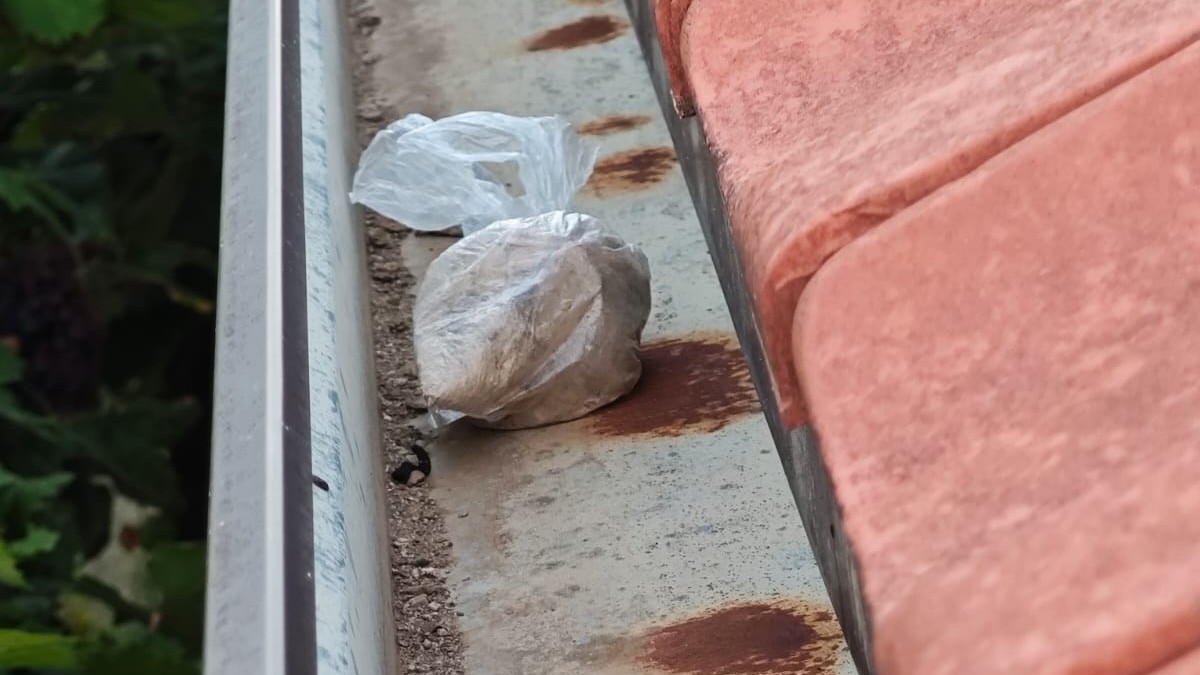 Pronađena droga koja je bačena kroz prozor