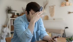 Seniorze, uważaj na smutne pieski i wzruszające posty. Internetowi oszuści grają na Twojej empatii