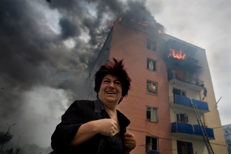 Kobieta płacząca po rosyjskim ataku na trzy cywilne budynki w Gori, 9 sierpnia 2008