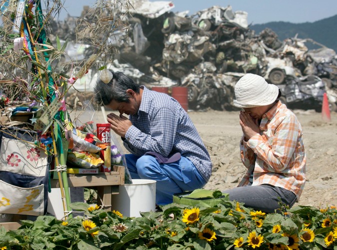Modlitwa za syna - ofiarę Tsunami w miejscowości Ishinomaki