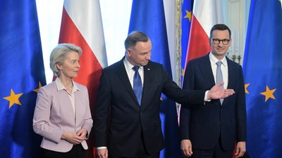 Przewodnicząca Komisji Europejskiej Ursula von der Leyen, prezydent Andrzej Duda i premier Mateusz Morawiecki 