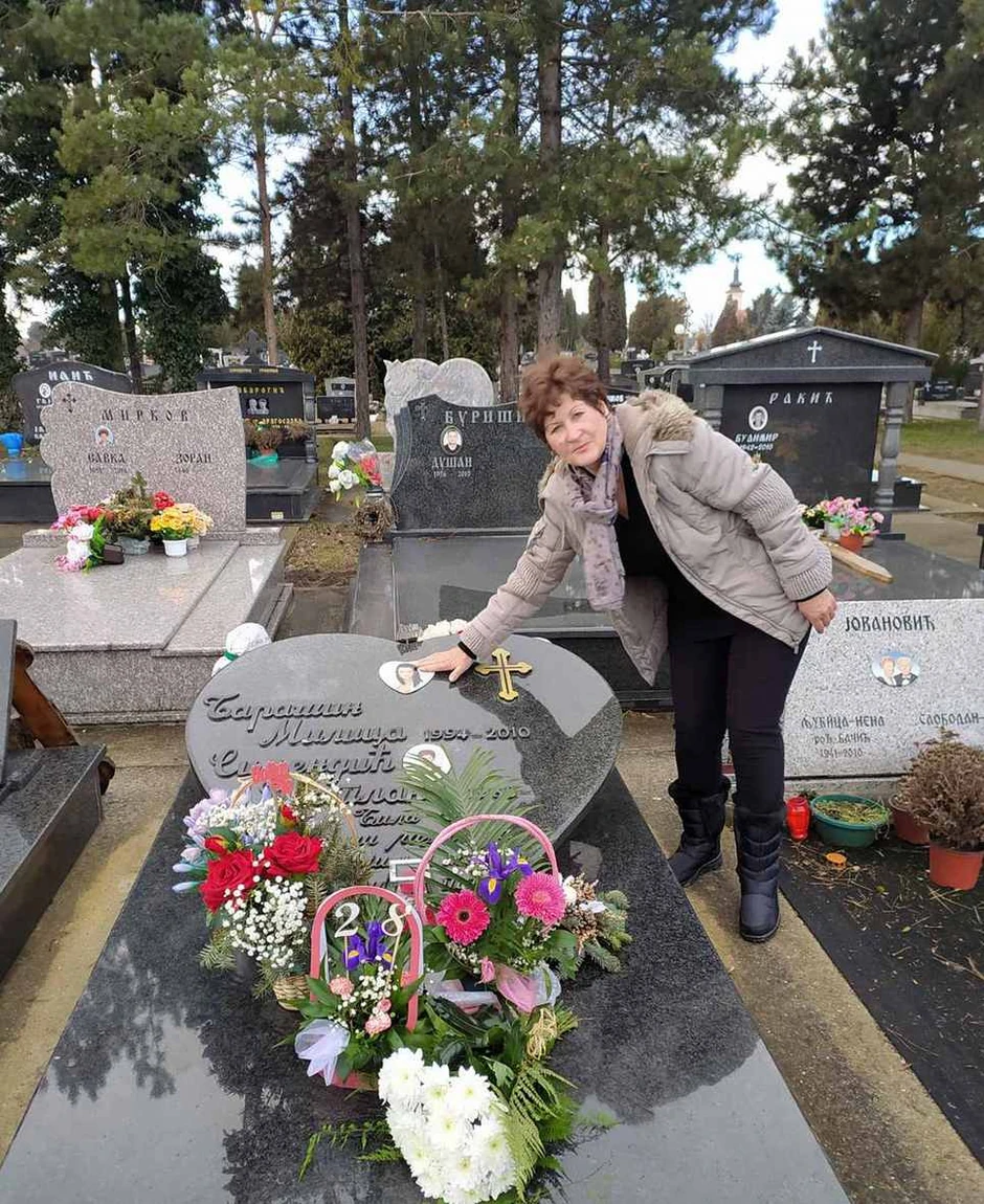Svetlana Simedić na grobu ćerke Milice u Somboru