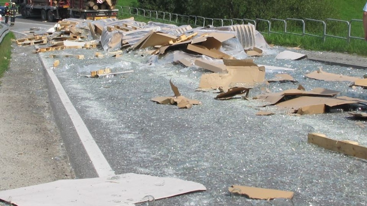 Ile trzeba czasu, by usunąć z drogi 16 ton rozbitego szkła? Wiedzą to policjanci małopolskiej drogówki. Około 6 godzin zajęło usuwanie skutków niebezpiecznego zderzenia, do którego doszło na serpentynach w Jordanowie.