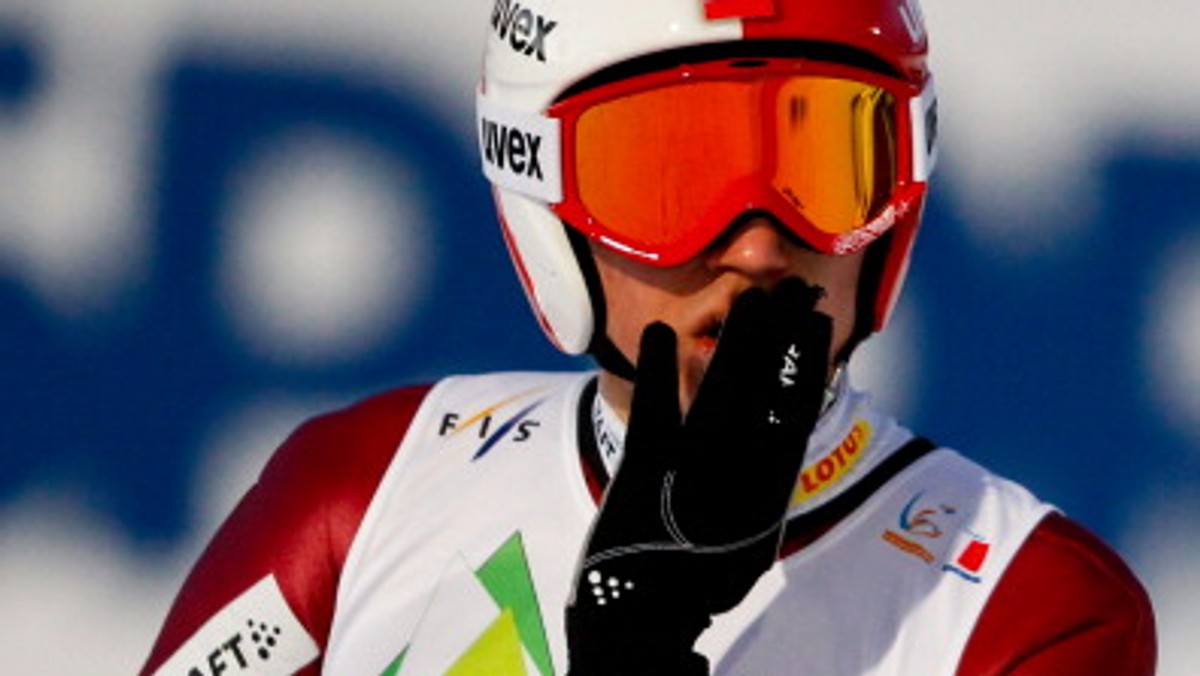 Kamil Stoch nie awansował do sobotniego konkursu Pucharu Świata w skokach narciarskich w Kuusamo. W kwalifikacjach uzyskał tylko 106,5 m i zajął 50. miejsce. W rywalizacji o punkty zobaczymy za to wszystkich pozostałych Polaków: Piotra Żyłę, Macieja Kota, Krzysztofa Miętusa i Dawida Kubackiego.