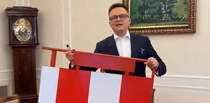 Pomysł Szymona Hołowni okazał się hitem! Wiemy, za ile wylicytowano barierkę sprzed Sejmu