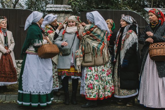 Czepiny. Panna młoda traci koronę z kwiatów, a na głowę zakłada się jej czepiec mężatki