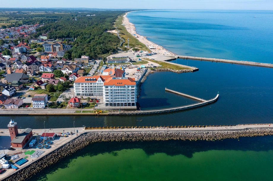 Rzeka Wieprza dzieli Darłówko i wybrzeże z piękną piaszczystą plażą, na część Zachodnią i Wschodnią. 