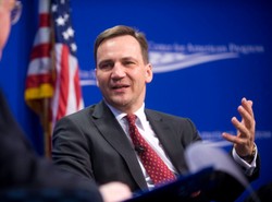 Siwiec ustalił, która koszula jest bliższa ciału Sikorskiego