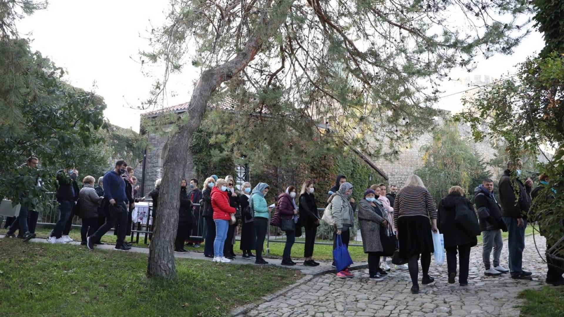 Lepo je što nas čuva Sveta Petka, ali ipak stavite masku