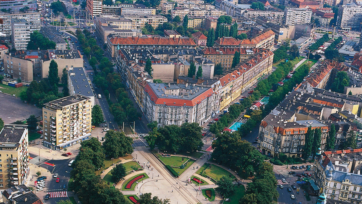 Opisy architektoniczne kilkunastu kamienic szczecińskiego Śródmieścia wraz z biogramami ludzi w nich mieszkających to elementy tworzące nowy miejski szlak turystyczny, który zaprezentowano w czwartek w Szczecinie.