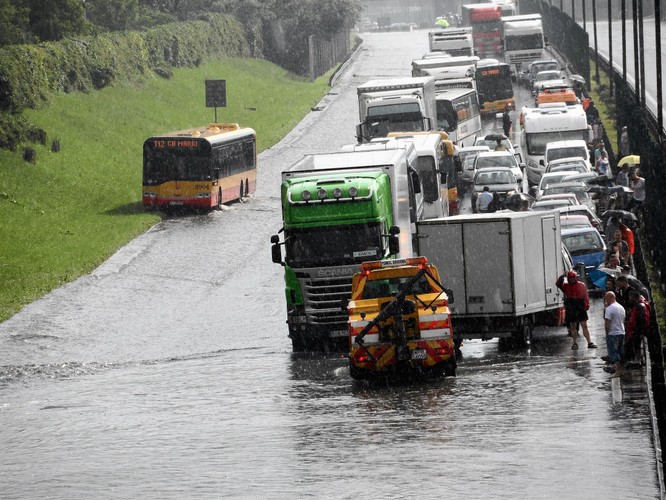 Zatopiony odcinek Trasy Armii Krajowej na wysokości ulicy Adama Mickiewicza.