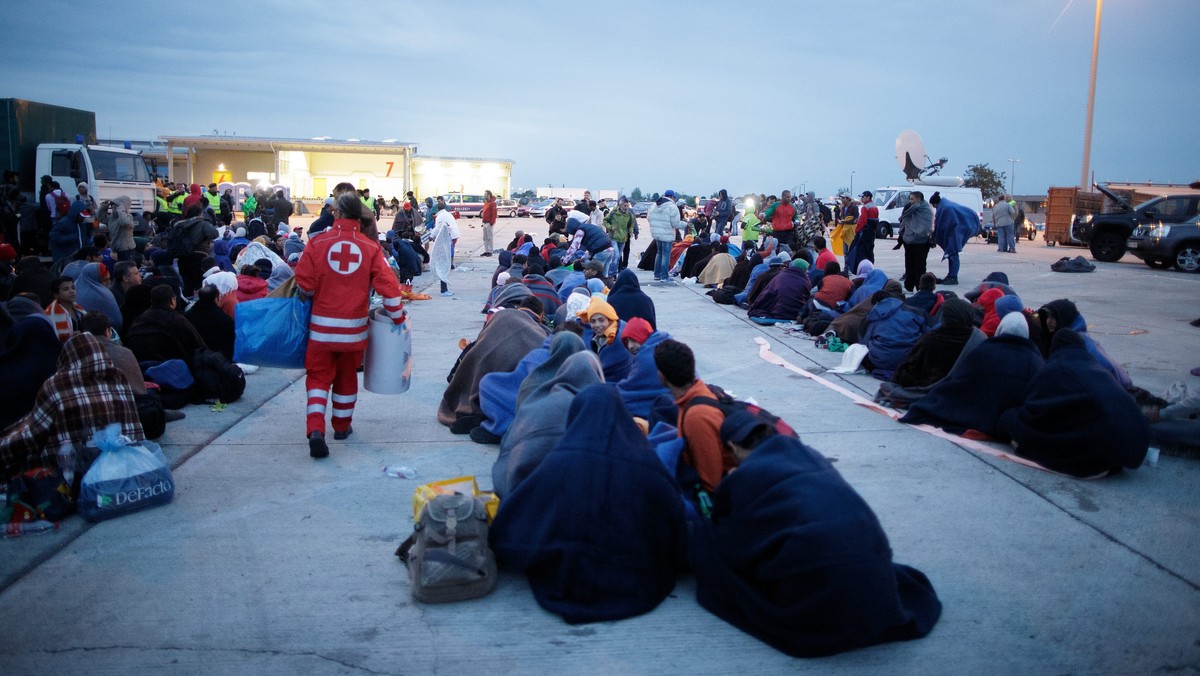 Kanclerz Austrii Werner Faymann bronił decyzji o przyjmowaniu uchodźców napływających na Węgry, tłumacząc to względami humanitarnymi. W ostrych słowach skrytykował też postawę rządu Węgier, któremu zarzucił niesłowność i wywoływanie chaosu.