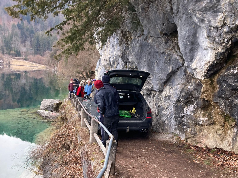 BMW-Alpina B3 Touring zakleszczona na górskim szlaku