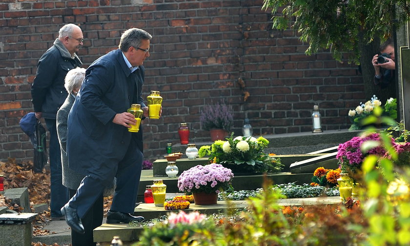 Prezydent Komorowski na grobie rodzinnym