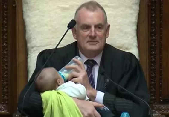 Niecodzienny widok w parlamencie. Dlaczego przewodniczący opiekował się niemowlakiem?