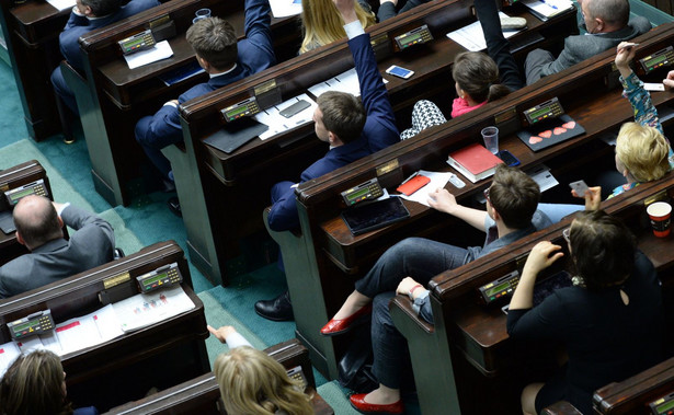 W poprzednich kadencjach posłowie SLD, PSL i ZChN też głosowali na dwie ręce. Jak to się skończyło?