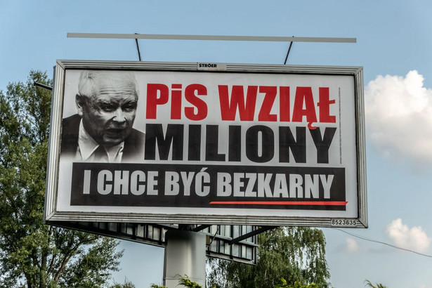 W całej Polsce jeździć będą mobilne billboardy pod hasłem "PiS wziął miliony"